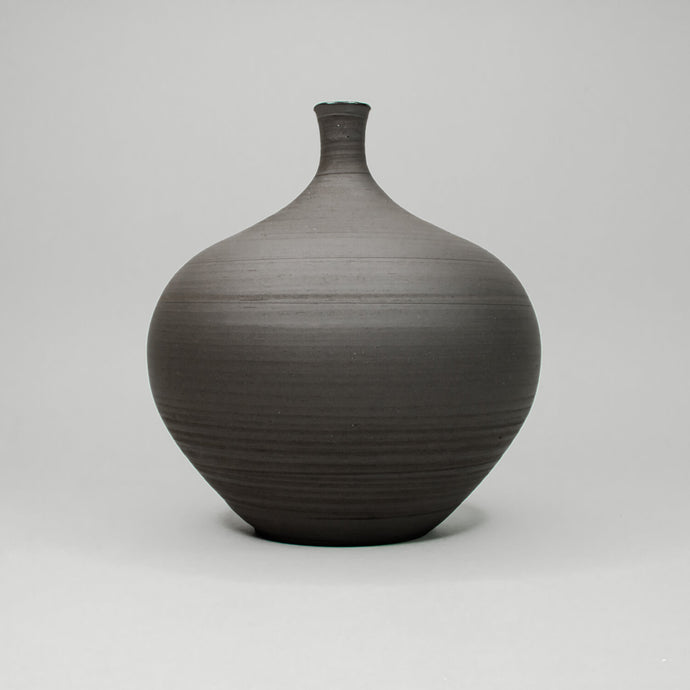 Ker black stoneware vase matte flowervase art design. Svartur steinleirs vasi