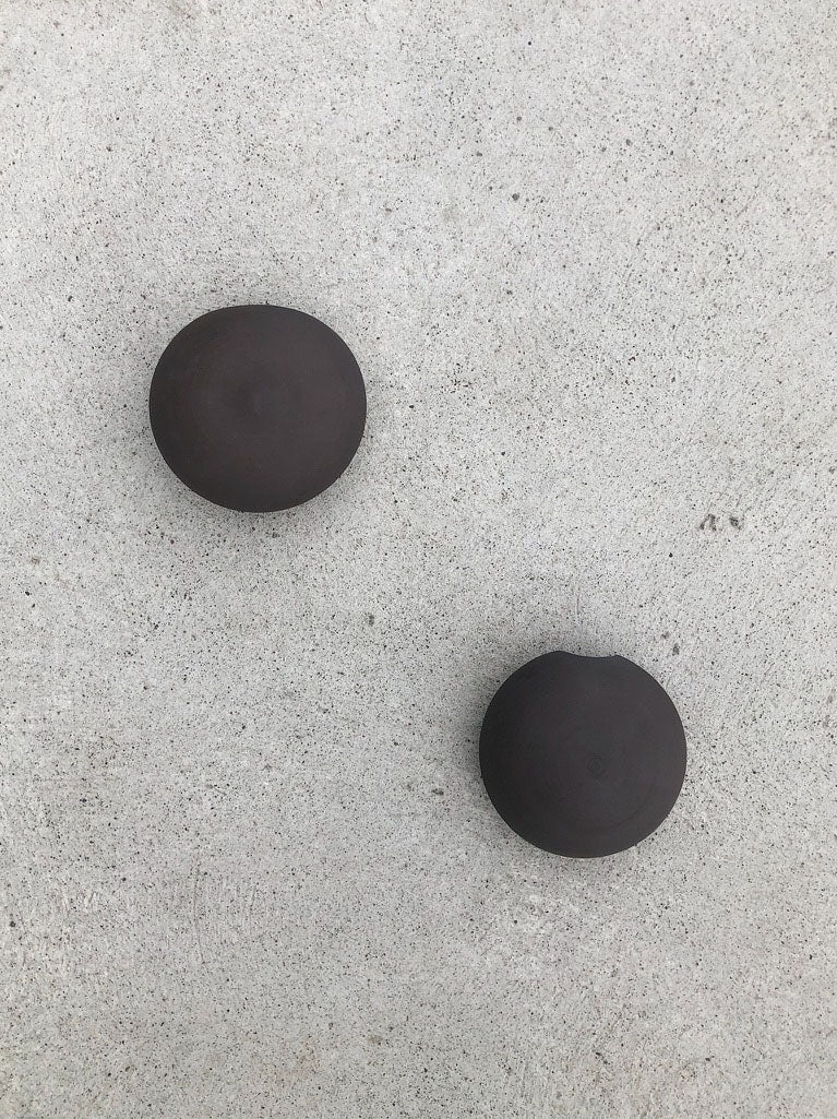 Ker black stoneware wall vase flowers. Svartur veggvasi handgert keramik handrennt