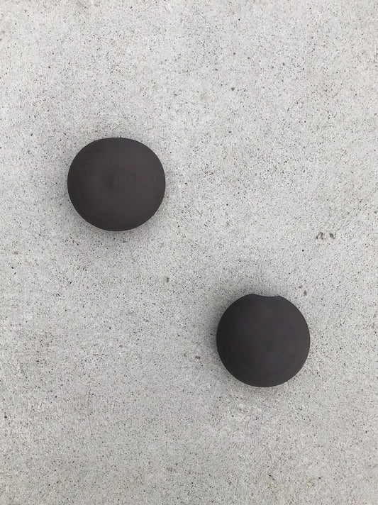 Ker black stoneware wall vase flowers. Svartur veggvasi handgert keramik handrennt